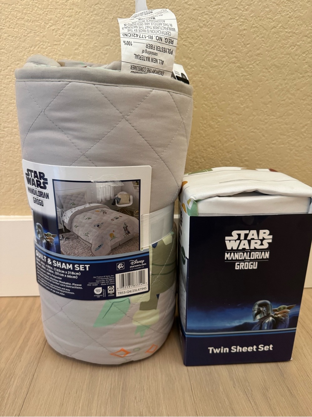 Star Wars The Mandalorian Grogu Twin Quilt & Sham Set in Light Gray